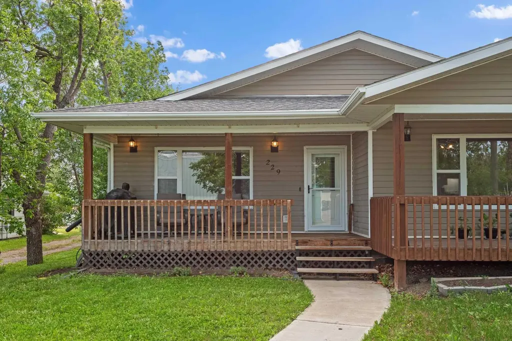 229 3 Avenue NE Three Hills AB T0M 2A0