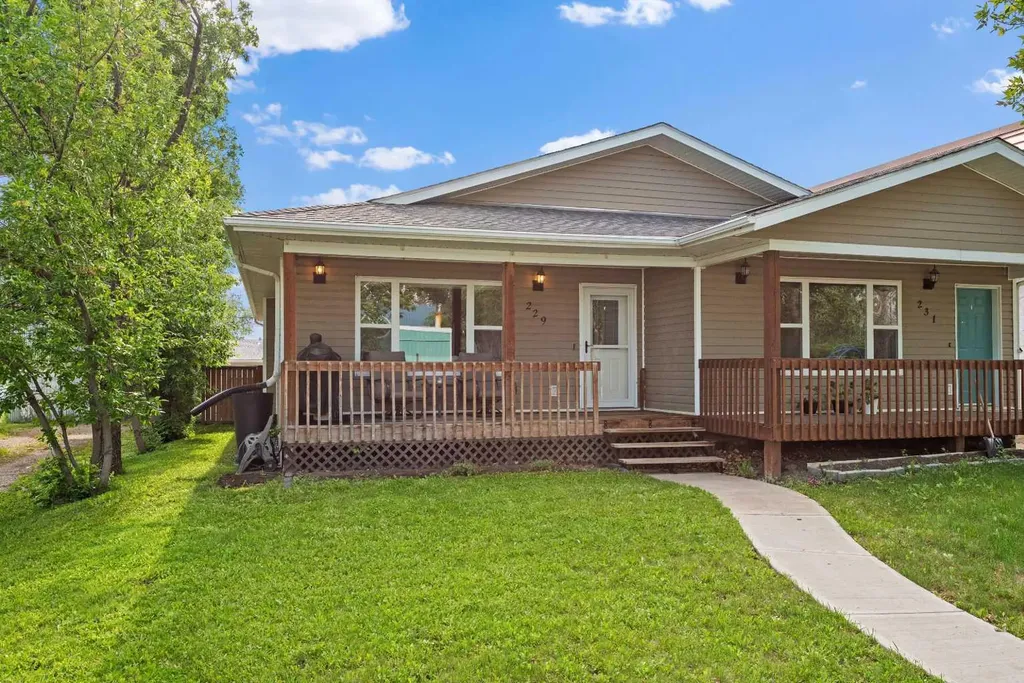 229 3 Avenue NE Three Hills AB T0M 2A0