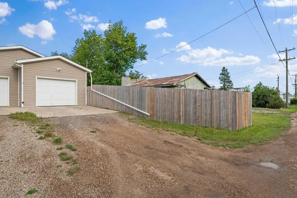 229 3 Avenue NE Three Hills AB T0M 2A0