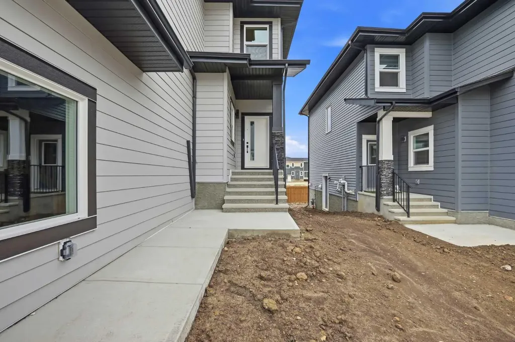 30 Waterford Mews Chestermere AB T1X 3B4
