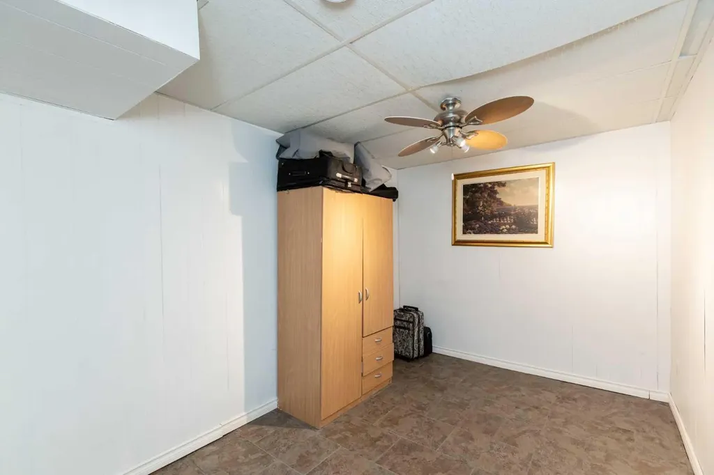 5015 35 Street Innisfail AB T4G 1H5