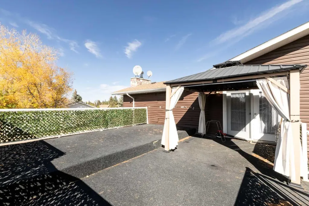 5015 35 Street Innisfail AB T4G 1H5
