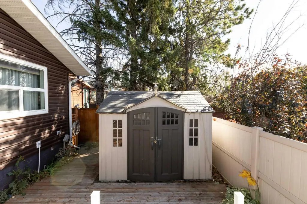 5015 35 Street Innisfail AB T4G 1H5