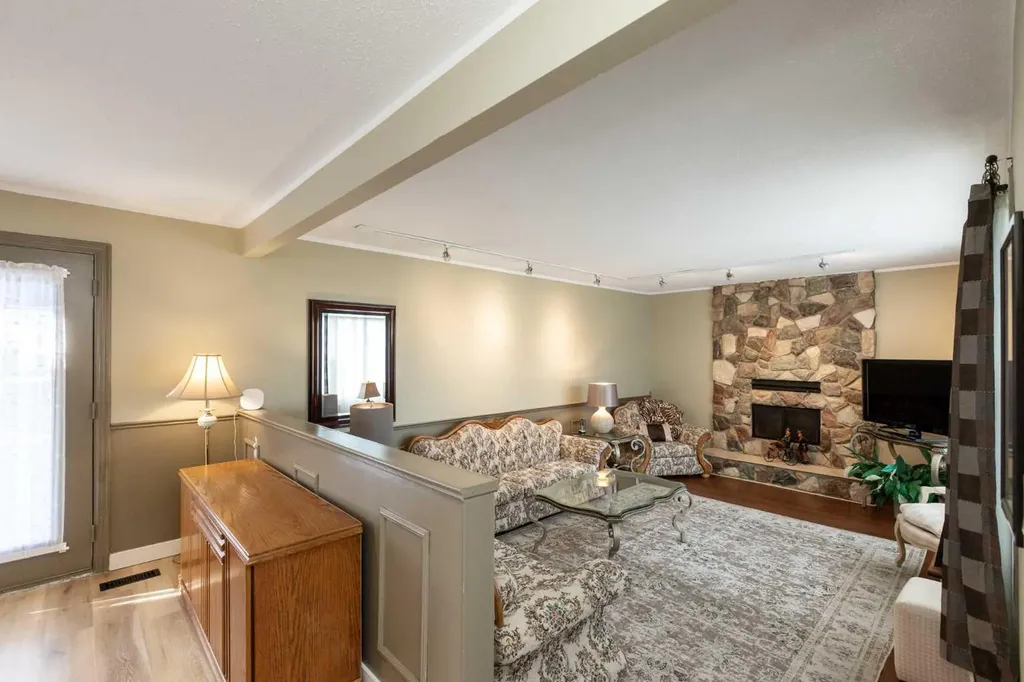 5015 35 Street Innisfail AB T4G 1H5