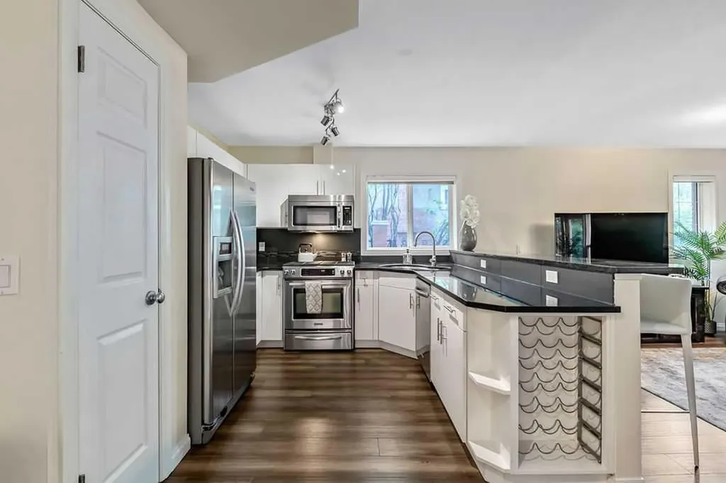 923 15 Avenue SW Calgary AB T2R 0S2