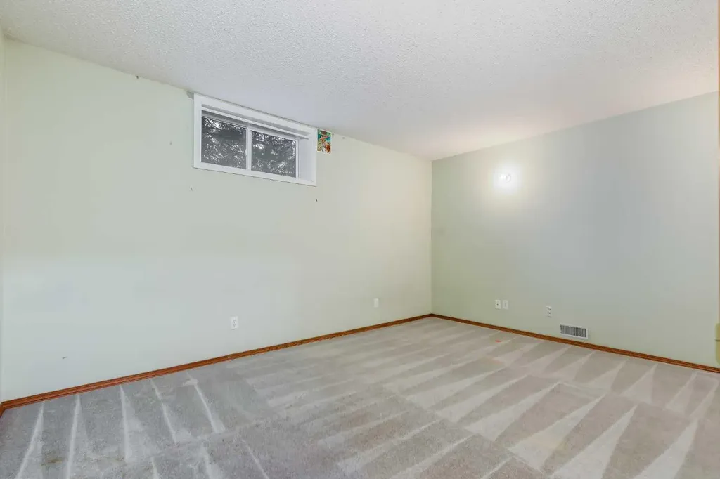 20 Douglasview Park SE Calgary AB T2Z 2R9