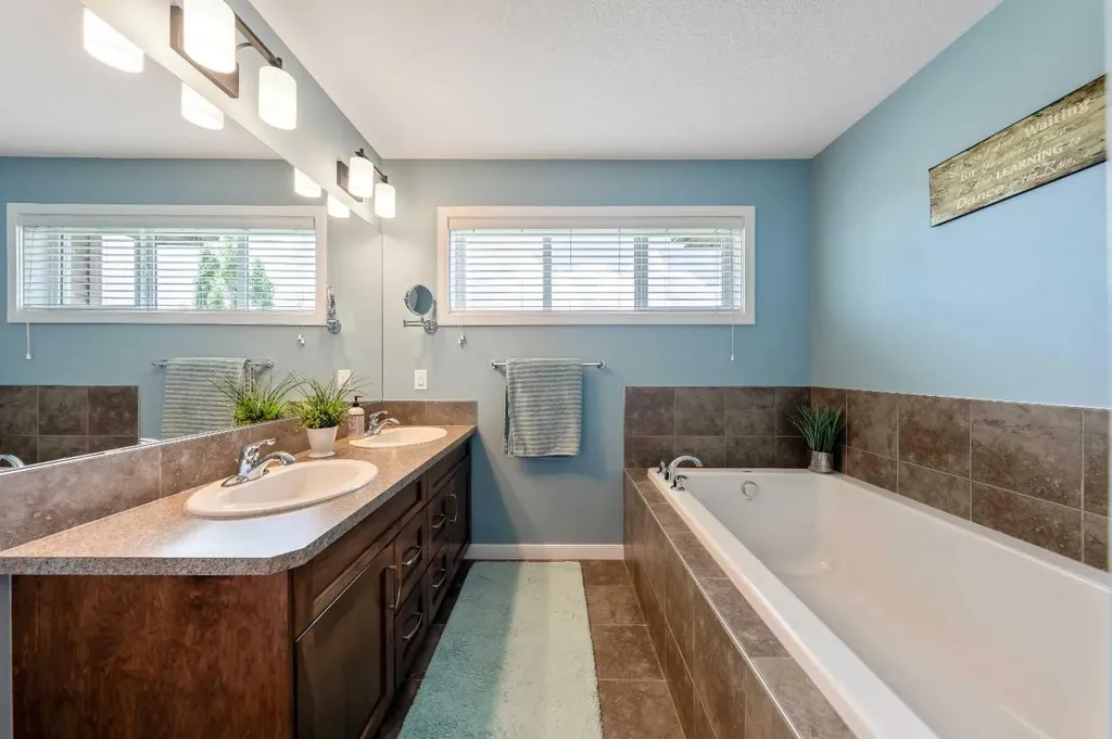 1065 Hillcrest Lane SW Airdrie AB T4B 3R6