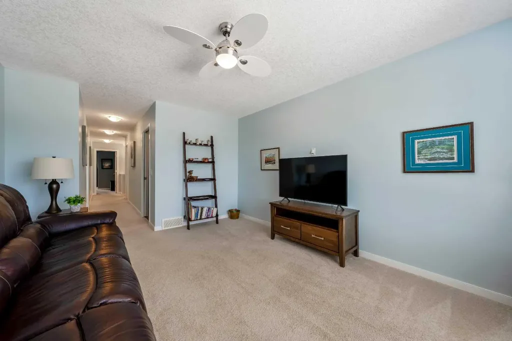 1065 Hillcrest Lane SW Airdrie AB T4B 3R6