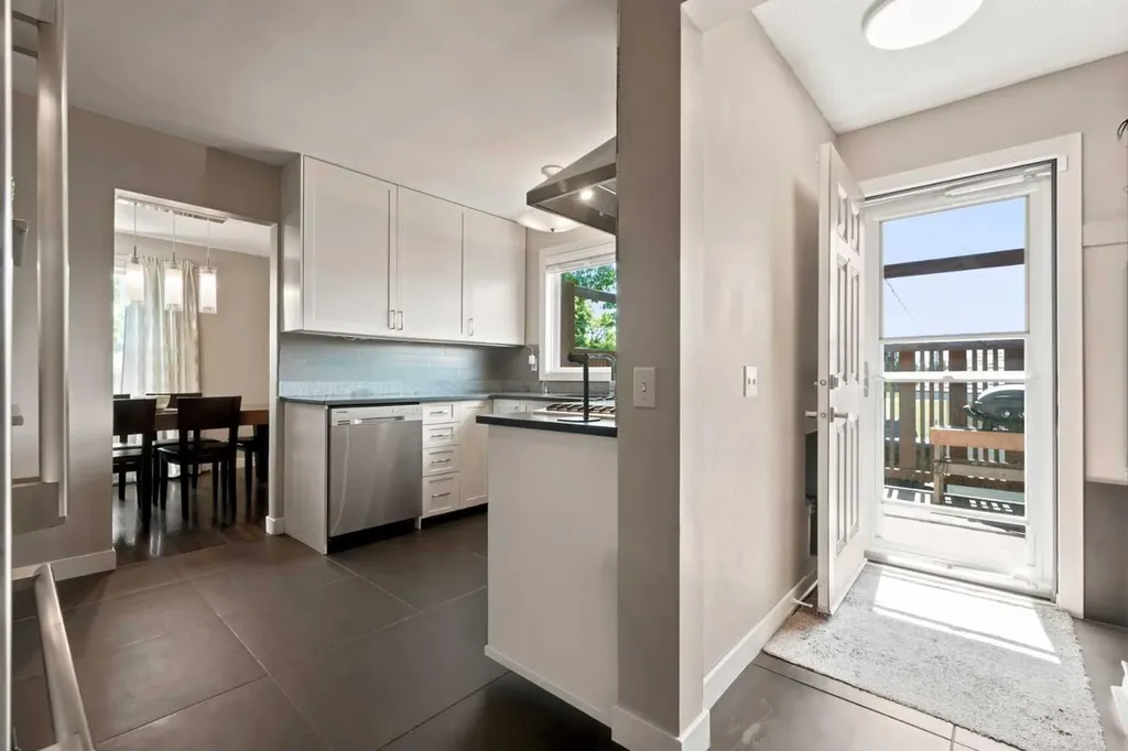 1016 Pensdale Crescent SE Calgary AB T2A 2G1