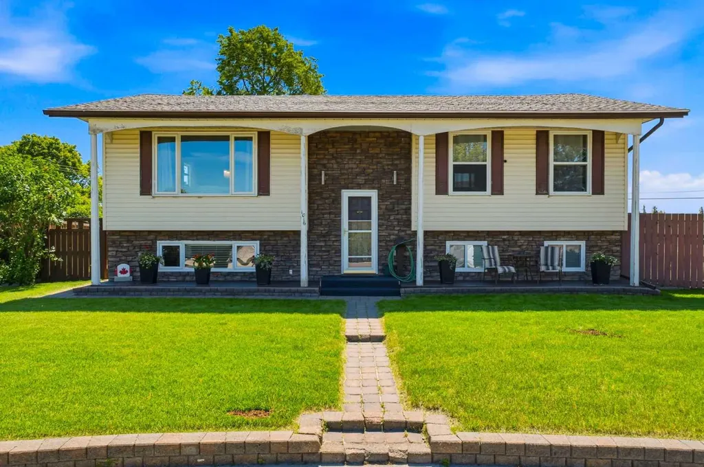 1016 Pensdale Crescent SE Calgary AB T2A 2G1
