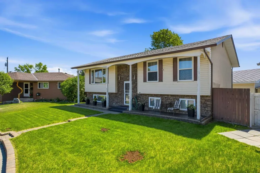 1016 Pensdale Crescent SE Calgary AB T2A 2G1