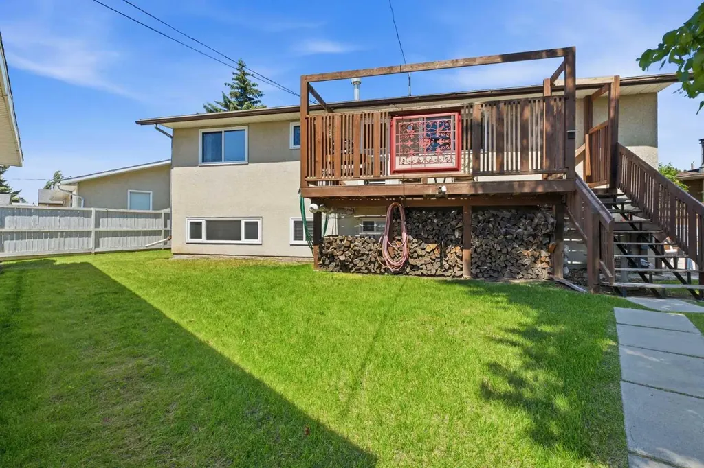 1016 Pensdale Crescent SE Calgary AB T2A 2G1