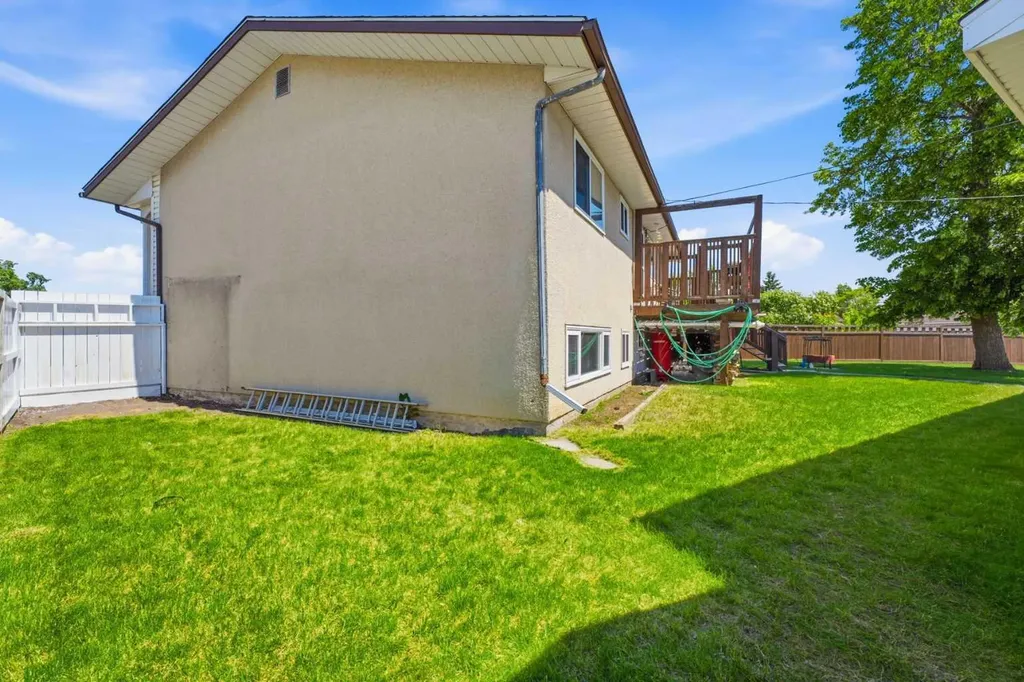 1016 Pensdale Crescent SE Calgary AB T2A 2G1