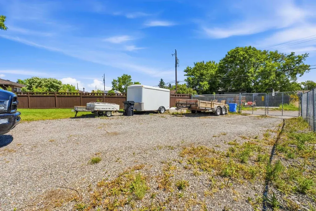 1016 Pensdale Crescent SE Calgary AB T2A 2G1