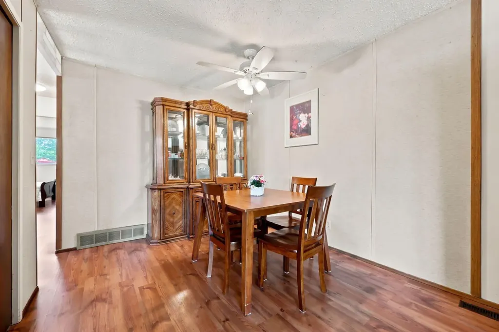 4308 38 Street NE Calgary AB T1Y 5S8