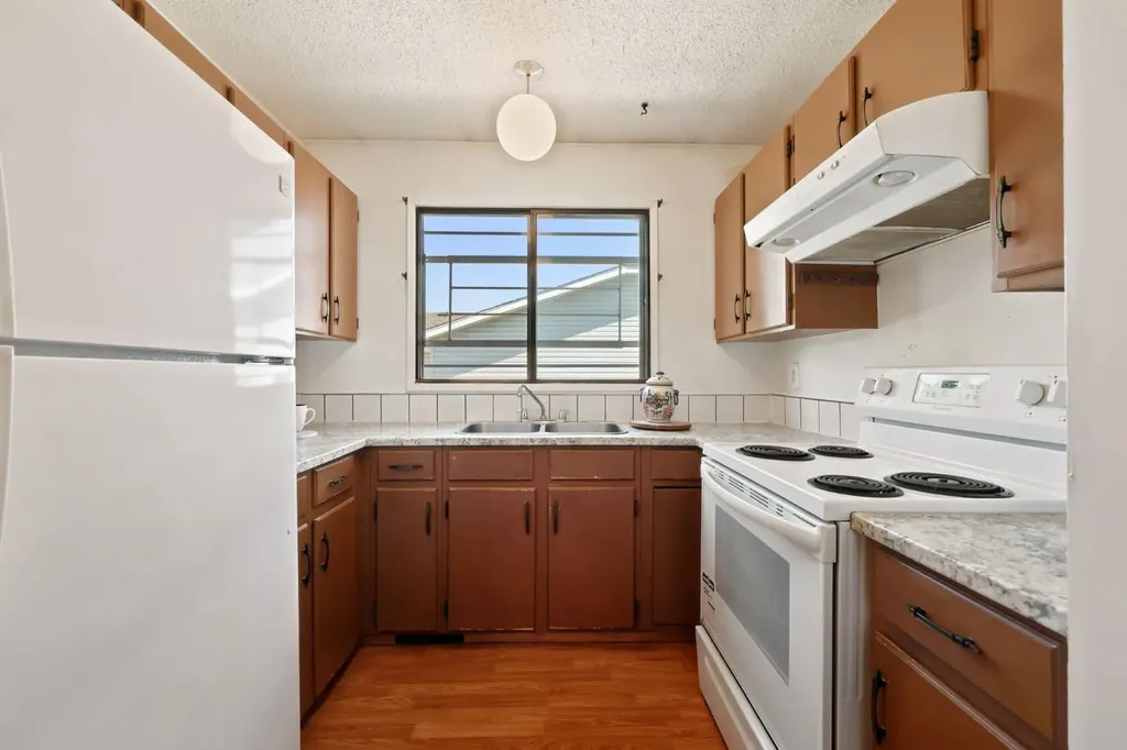 4308 38 Street NE Calgary AB T1Y 5S8