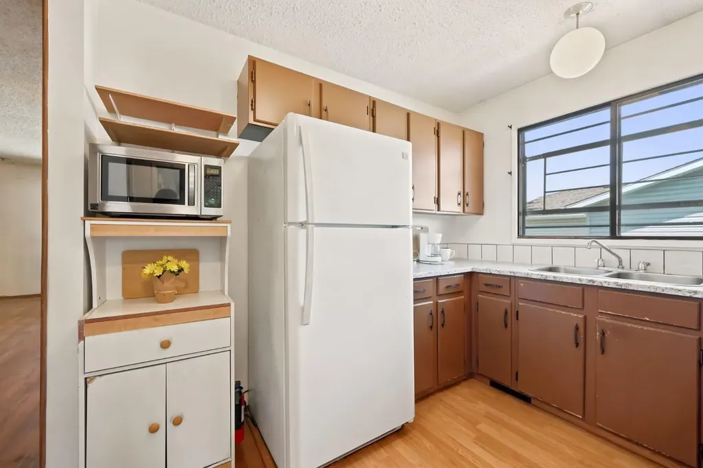 4308 38 Street NE Calgary AB T1Y 5S8