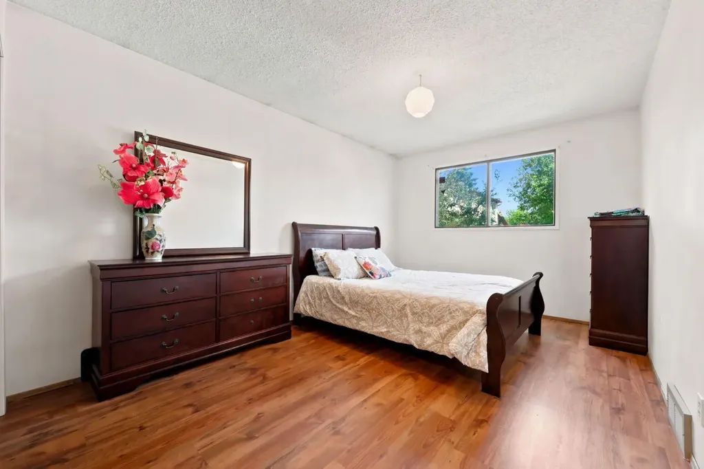 4308 38 Street NE Calgary AB T1Y 5S8