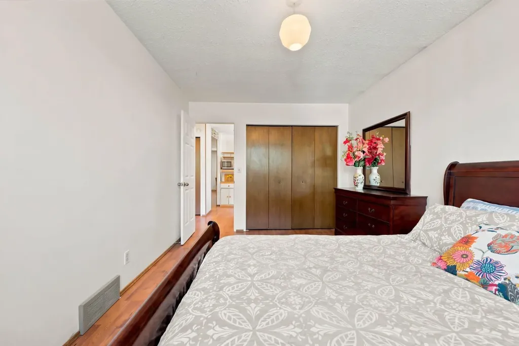 4308 38 Street NE Calgary AB T1Y 5S8