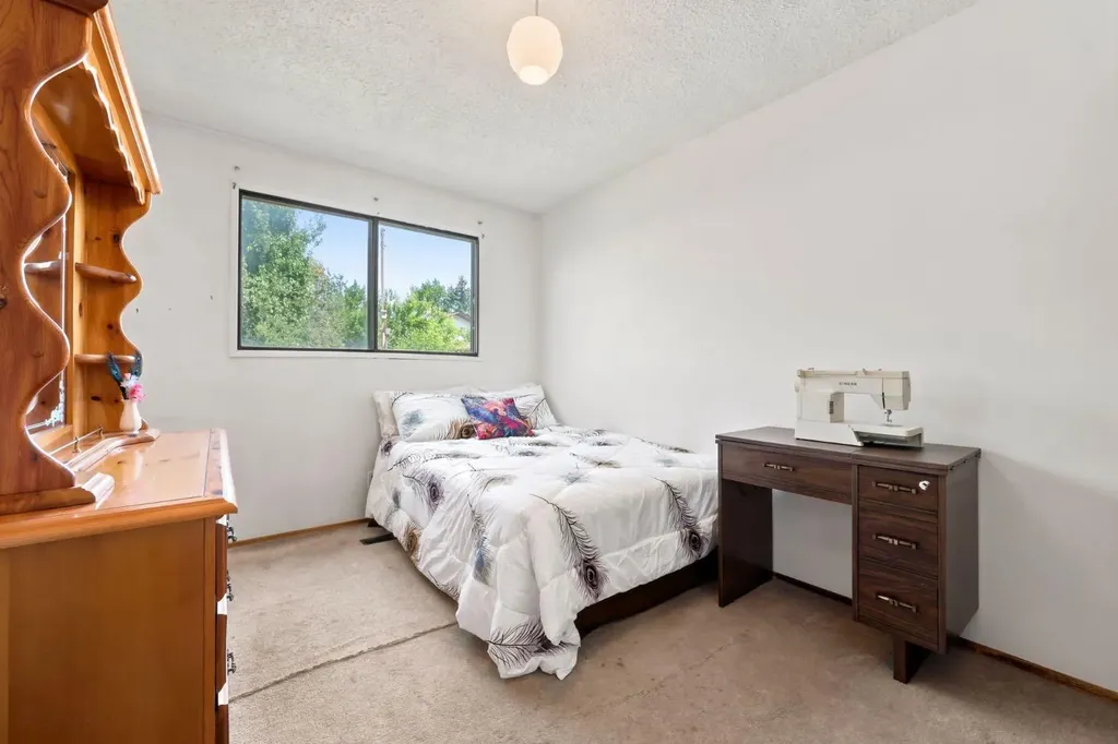 4308 38 Street NE Calgary AB T1Y 5S8