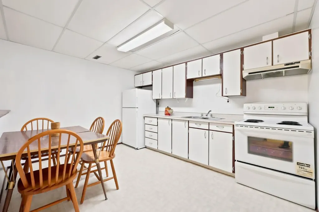 4308 38 Street NE Calgary AB T1Y 5S8