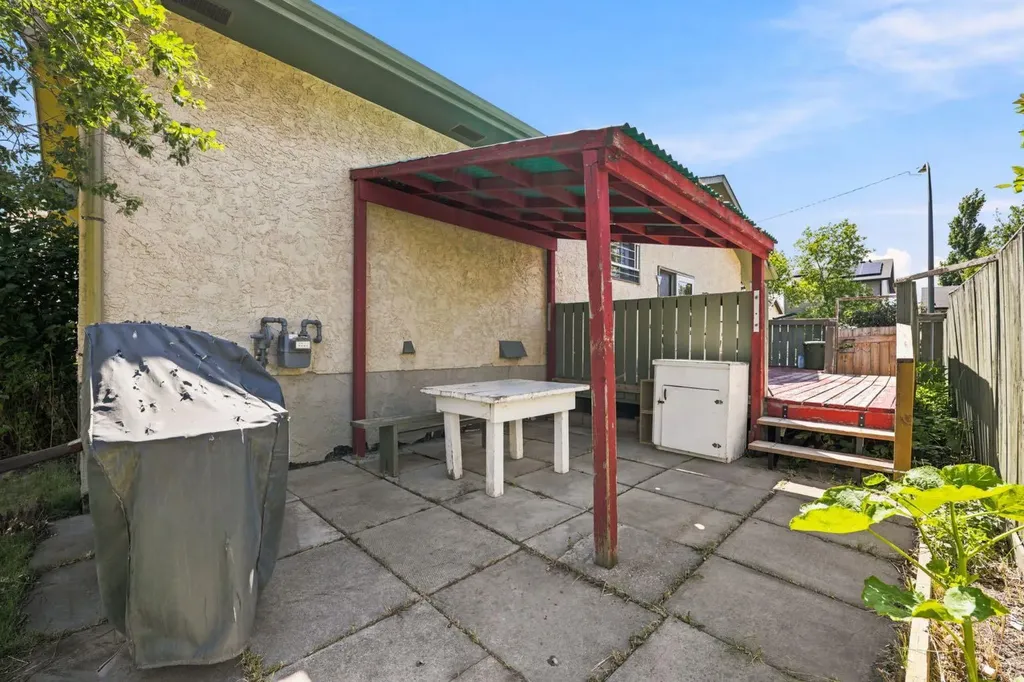 4308 38 Street NE Calgary AB T1Y 5S8