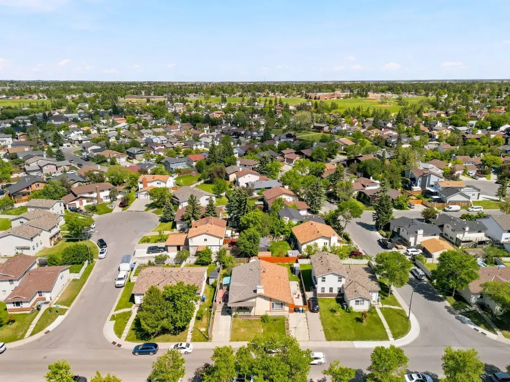 4308 38 Street NE Calgary AB T1Y 5S8