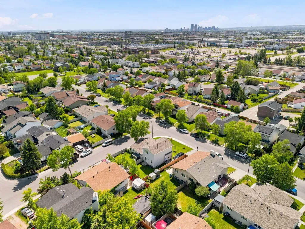 4308 38 Street NE Calgary AB T1Y 5S8
