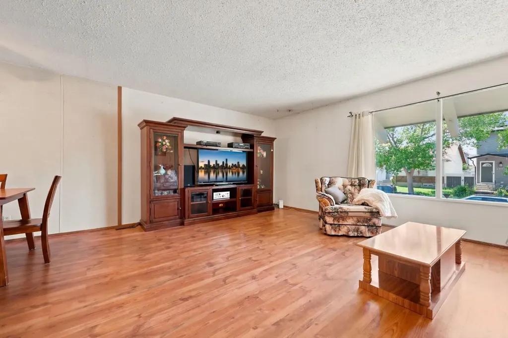 4308 38 Street NE Calgary AB T1Y 5S8