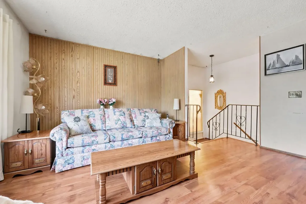 4308 38 Street NE Calgary AB T1Y 5S8