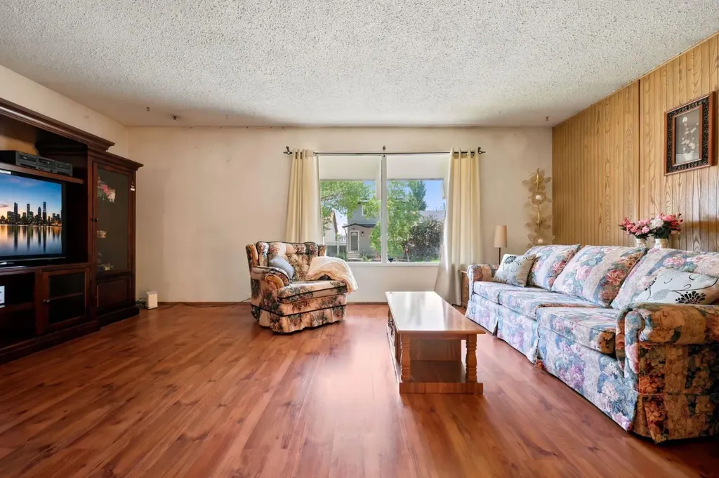4308 38 Street NE Calgary AB T1Y 5S8