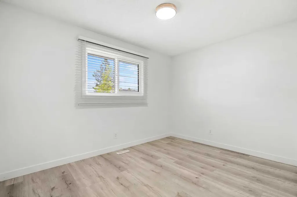 424 Penbrooke Crescent SE Calgary AB T2A 3T7