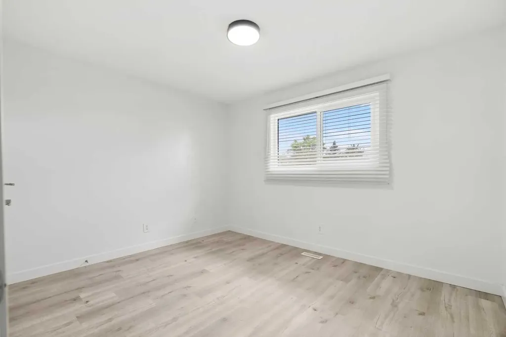 424 Penbrooke Crescent SE Calgary AB T2A 3T7