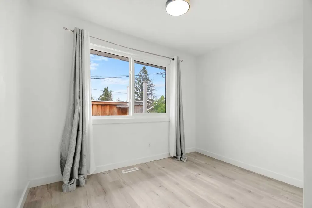 424 Penbrooke Crescent SE Calgary AB T2A 3T7