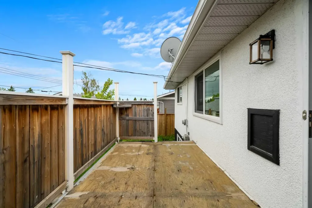 424 Penbrooke Crescent SE Calgary AB T2A 3T7