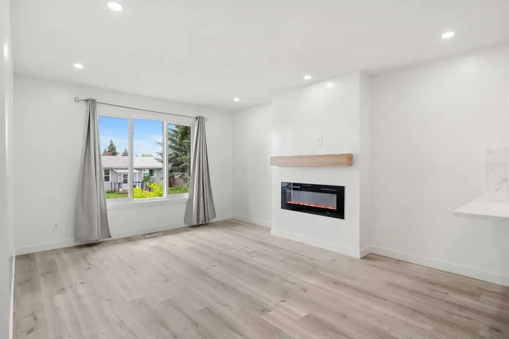 424 Penbrooke Crescent SE Calgary AB T2A 3T7