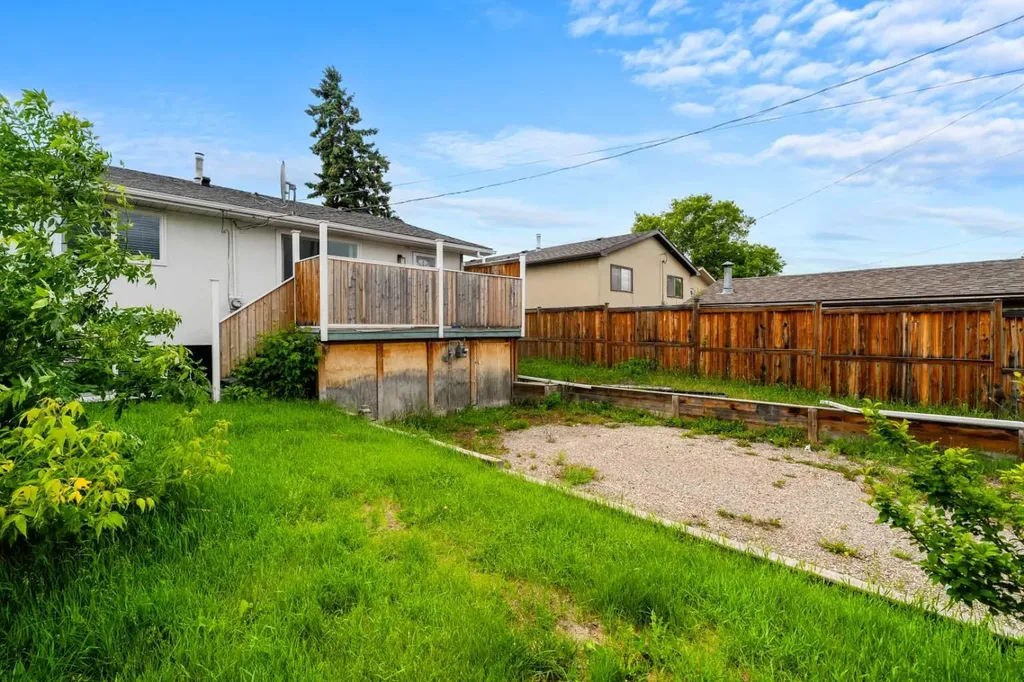 424 Penbrooke Crescent SE Calgary AB T2A 3T7