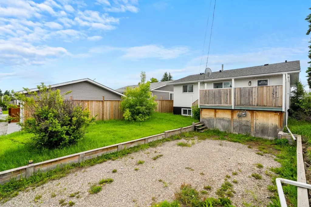 424 Penbrooke Crescent SE Calgary AB T2A 3T7