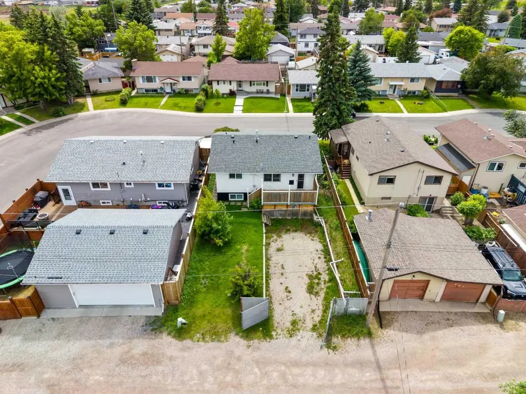 424 Penbrooke Crescent SE Calgary AB T2A 3T7