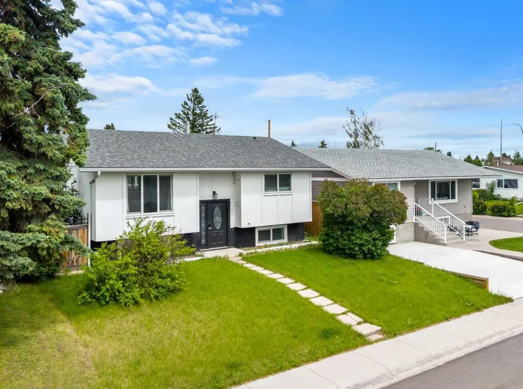 424 Penbrooke Crescent SE Calgary AB T2A 3T7