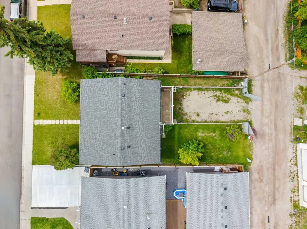 424 Penbrooke Crescent SE Calgary AB T2A 3T7