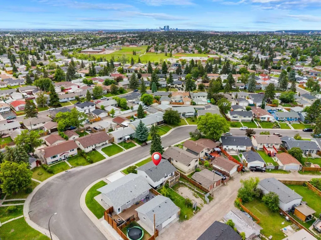 424 Penbrooke Crescent SE Calgary AB T2A 3T7