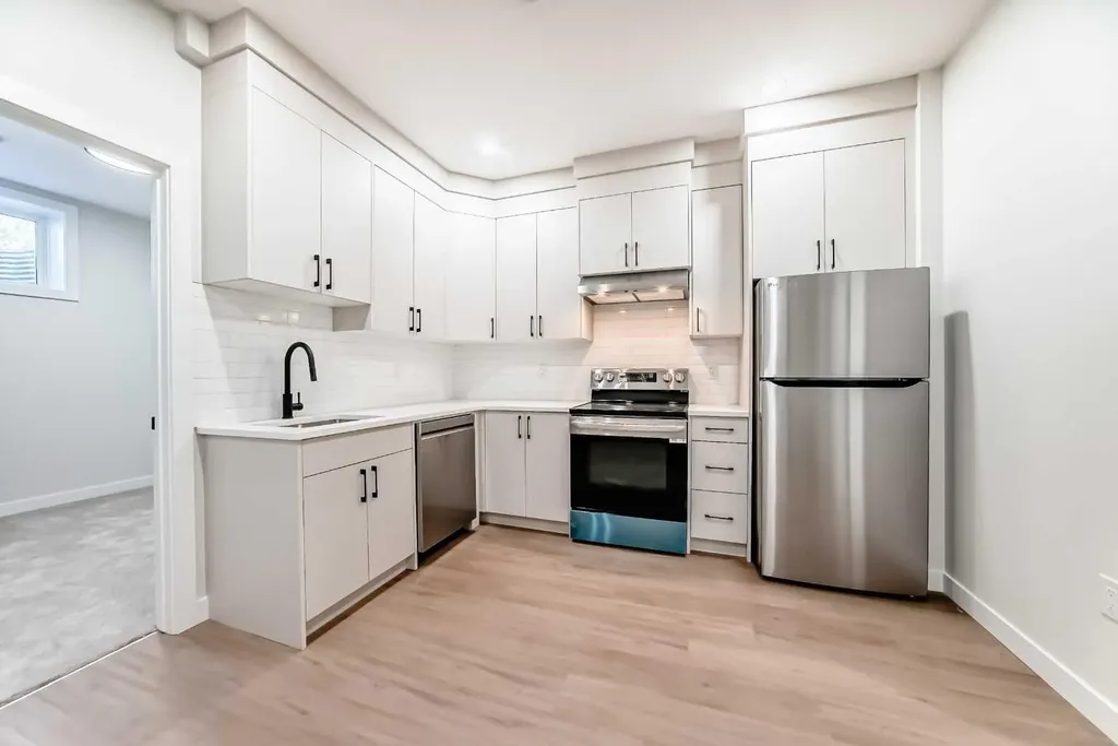 6305 62 Street NW Calgary AB T3B 2C4