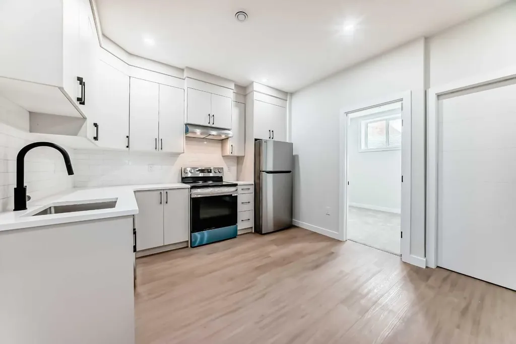 6305 62 Street NW Calgary AB T3B 2C4