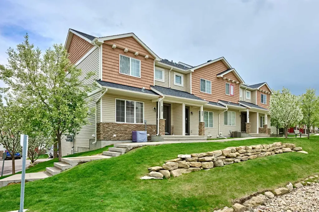 31 Pantego Lane NW Calgary AB T3K 0T1
