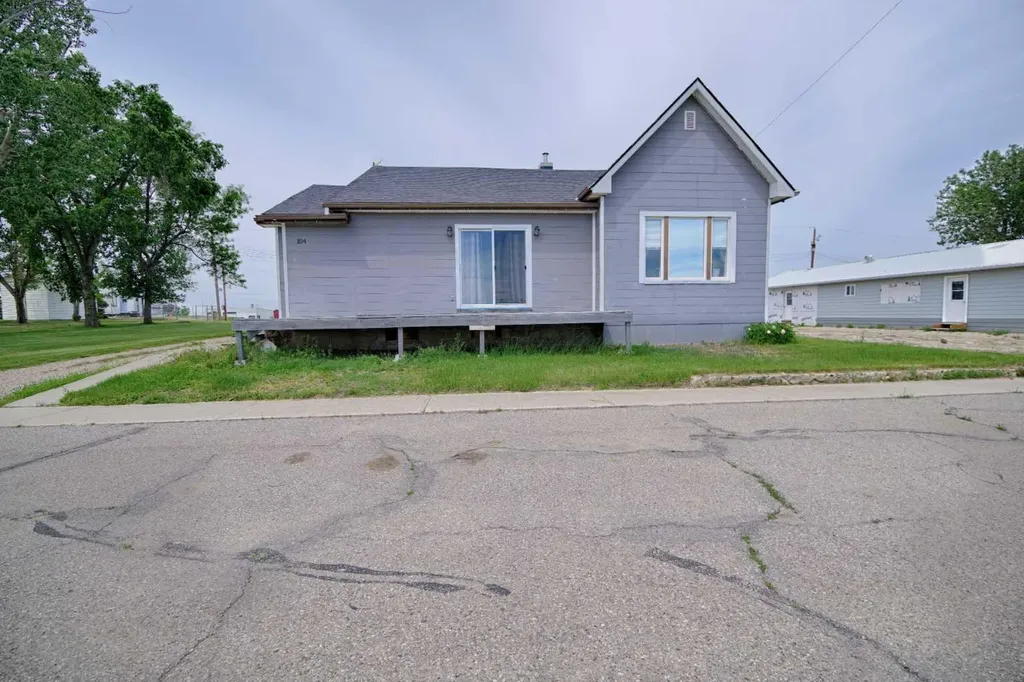 104 Retzke Street Enchant AB T0K 0V0