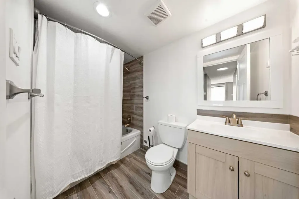 718 12 Avenue SW Calgary AB T2R 0H7