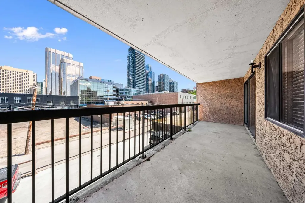 718 12 Avenue SW Calgary AB T2R 0H7
