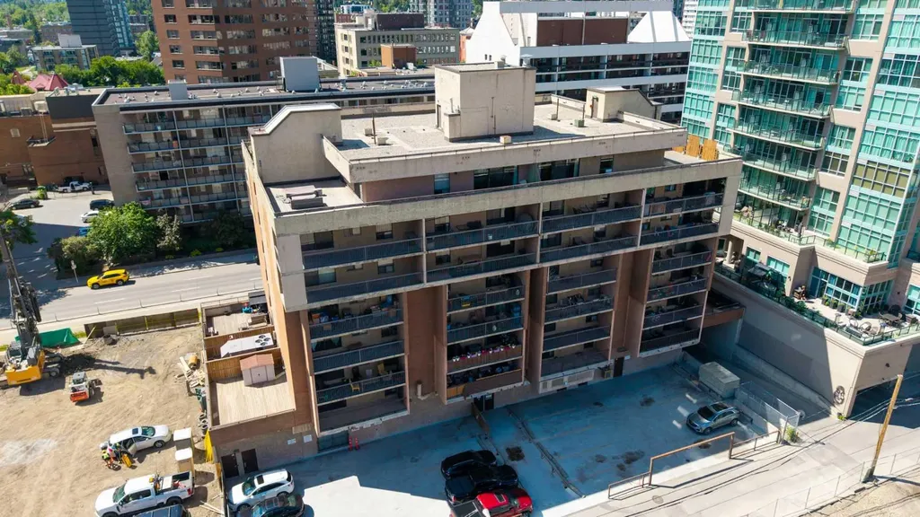 718 12 Avenue SW Calgary AB T2R 0H7