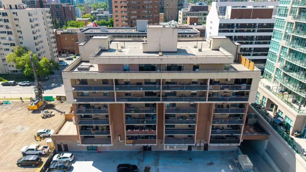 718 12 Avenue SW Calgary AB T2R 0H7